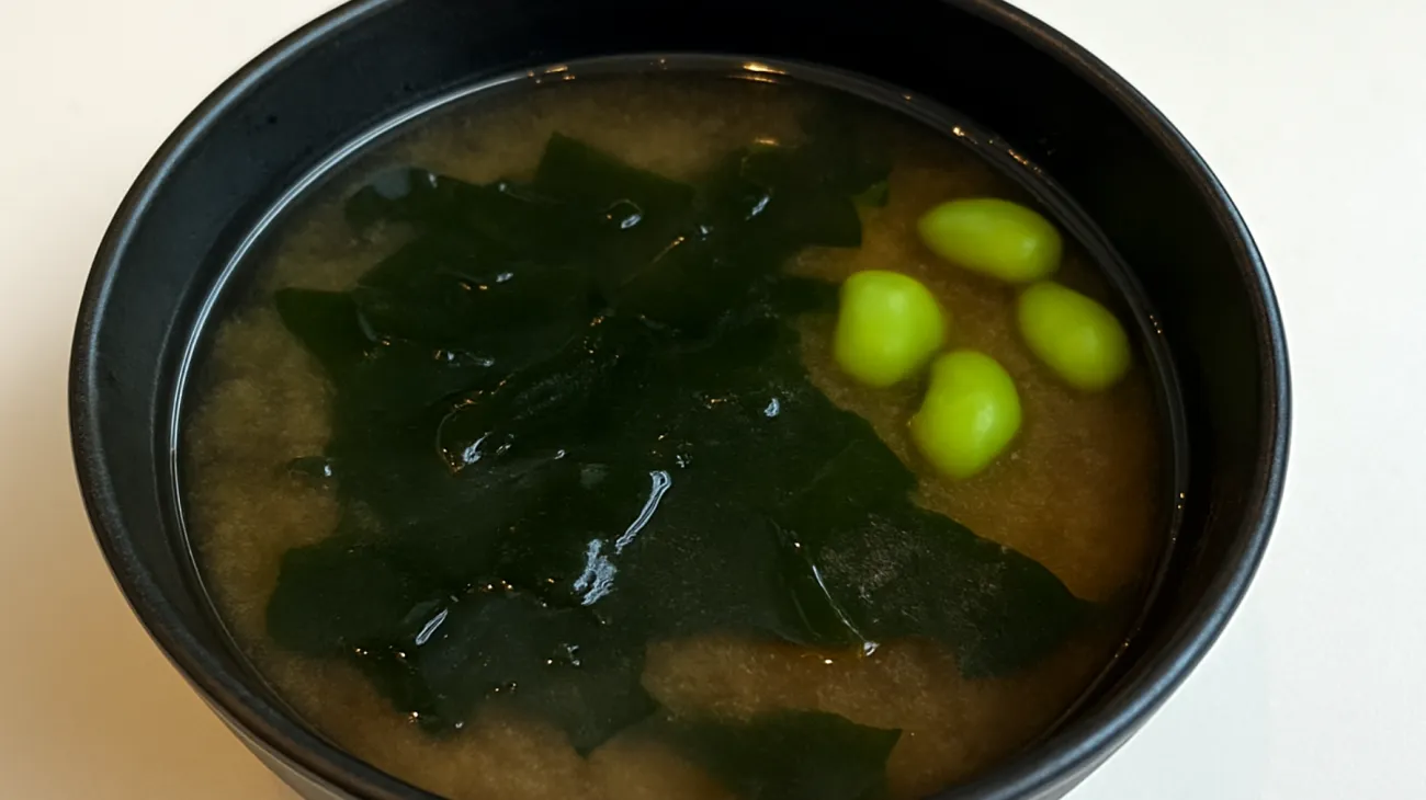 Miso-Suppe mit Wakame-Algen und Edamame"